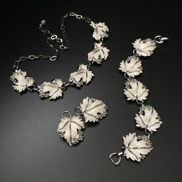 Vintage Sarah Coventry White Grape Vine Leaves Set - Picture 6 of 8